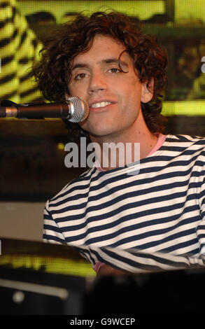 Mika HMV Instore Gig - London Stockfoto