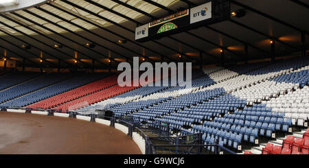 Das leere Stadion vor dem Tennent's Scottish Cup Halbfinale Replay Spiel zwischen Hibernian und Dunfermline im Hampden Park, Glasgow. Stockfoto