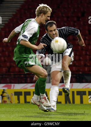 Dean Shiels von Hibernian und Darren Young von Dunfermline kämpfen während des Halbfinalspiels des Tennent's Scottish Cup in Hampden Park, Glasgow, um den Ball. Stockfoto