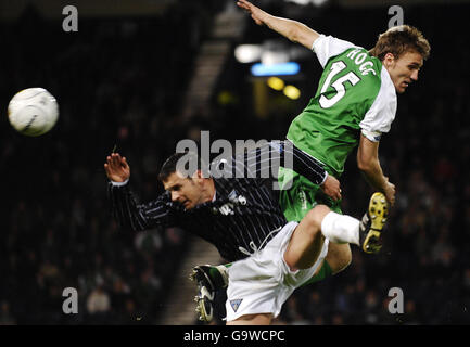 Jim McIntyre von Dunfermline (links) und Chris Hogg von Hibernian springen während des Halbfinalspiels des Tennent's Scottish Cup in Hampden Park, Glasgow, um den Ball. Stockfoto