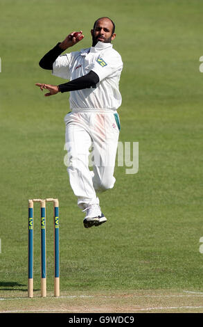 Sussex's Rana naved-ul-Hasan Bowling gegen Warwickshire während des Liverpool Victoria County Championship Division One Matches auf dem County Ground, Edgbaston, Birmingham. Stockfoto