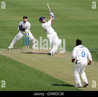 Warwickshires Dale Steyn trifft sich in seinen Aufnahmen von 31 während des Liverpool Victoria County Championship Division One-Spiels auf dem County Ground in Edgbaston, Birmingham. Stockfoto