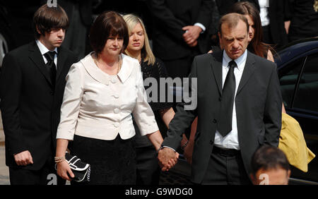 (Von links nach rechts) Freund Ryan Garside, Mutter Julia Hawker, Schwester Lisa Hawker und Vater Bill Hawker beim Trauerdienst von Lindsay Ann Hawker in der Coventry Cathedral. Stockfoto