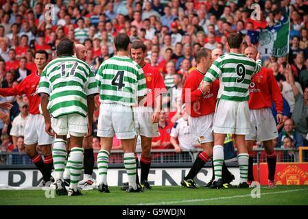 Celtic's Chris Sutton (zweite R) versucht, einen Kampf mit Manchester United's David Beckham (r) zu beginnen, während United's Phil Neville (dritte L) erstere wegzieht. Roy Keane (c) von United lacht unterdessen mit Jackie McNamara von Celtic (Nr. 4) Stockfoto