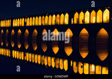 Siosepol Brücke in der Nacht in Esfahan Stockfoto