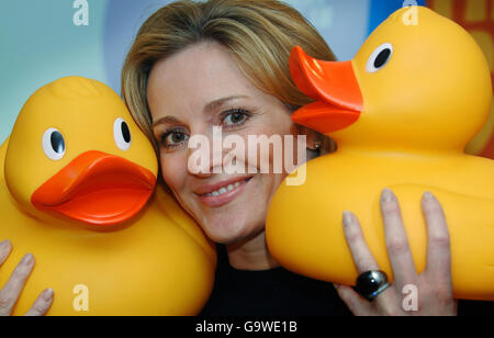 TV-Moderatorin Gaby Logan beim Start des Great British Duck Race im Zentrum von London, Eine Veranstaltung, die für den 2. September geplant ist, bei der gesponserte "Gummienten" auf einem 1 Kilometer langen Abschnitt der Themse in der Nähe des Hamptopn Court Palace gefahren werden, um Geld für charites wie Sparks und das Down's Syndrom zu sammeln. Stockfoto