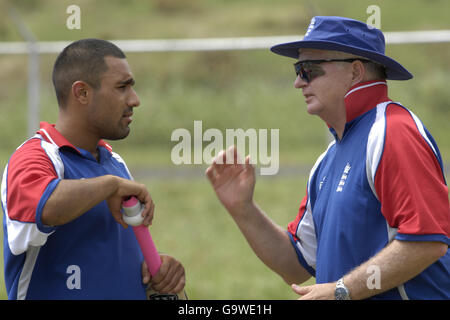 Englands Ravi Bopara und Trainer Duncan Fletcher (rechts) während einer Trainingseinheit im Arnos Vale Sports Complex, St. Vincent Stockfoto