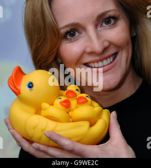 TV-Moderatorin Gaby Logan beim Start des Great British Duck Race im Zentrum von London, Eine Veranstaltung, die für den 2. September geplant ist, bei der gesponserte "Gummienten" auf einem 1 Kilometer langen Abschnitt der Themse in der Nähe des Hamptopn Court Palace gefahren werden, um Geld für charites wie Sparks und das Down's Syndrom zu sammeln. Stockfoto