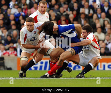 Rugby Union - RBS 6 Nations Championship 2007 - England gegen Frankreich - Twickenham. Die Engländer Joe Worsley und Nick Easter (rechts) isolieren den französischen Sebastien Chabal während des RBS 6 Nations-Spiels im Twickenham. Stockfoto