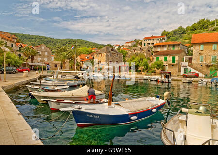 Kleine Fischerboote festgemacht am Dorf Kai von Stomorska auf der Insel Solta in Kroatien. Stockfoto