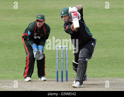 Worcestershire's Graeme Hick schlagen während des Friends Provident Trophy Northern Conference Spiel gegen Leicestershire in New Road, Worcester. Stockfoto