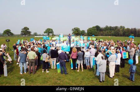 Der konservative Parteivorsitzende David Cameron hält eine Wahlkampfrede in einem Swindon-Park. Stockfoto