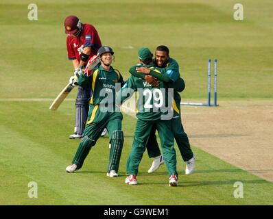 Bilal Shafayat von Nottinghamshire feiert mit Teamkollegen David Hussey und Wicketkeeper Chris Read nach Clean Bowling Northamptonshire's Johannes van der Wath Für 20 Stockfoto