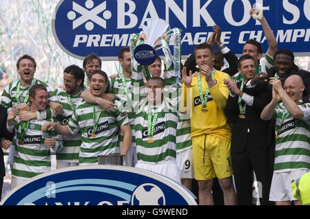 Celtic Spieler feiern als Kapitän Neil Lennon hebt die Bank of Scotland Scottish Premier League Trophy nach dem Bank of Scotland Premier League Spiel in Celtic Park, Glasgow. Stockfoto