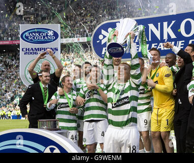 Celtic Spieler feiern als Kapitän Neil Lennon hebt die Bank of Scotland Scottish Premier League Trophy nach dem Bank of Scotland Premier League Spiel in Celtic Park, Glasgow. Stockfoto