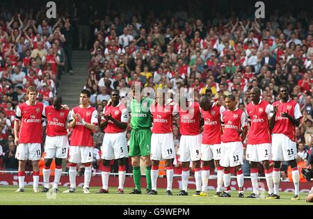 Arsenal-Spieler und -Fans beobachten nach den Minuten ein Applaus Schweigen zu Ehren von Alan Ball Stockfoto