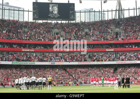 Arsenal-Spieler und -Fans beobachten eine Minute Stille zu Ehren Des ehemaligen Spielers Alan Ball Stockfoto