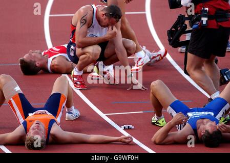 Leichtathletik - IAAF-Weltmeisterschaften - Edmonton. Der britische Dean Macey erschöpfte sich nach seinem 3. Platz im Mens Decathlon auf der Ziellinie der 800 Meter Stockfoto