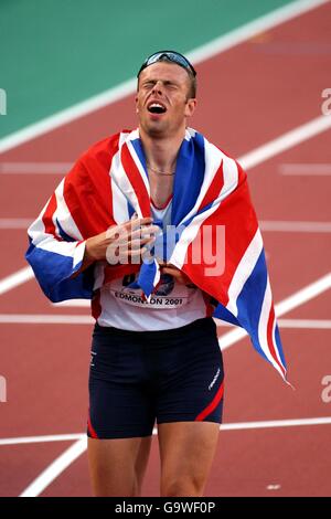 Leichtathletik - IAAF-Weltmeisterschaften - Edmonton. Der britische Dean Macey leidet unter Schmerzen, als er sich nach seinem 3. Platz im Mens Decathlon in einen Union Jack einwickelt Stockfoto