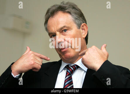 Der britische Premierminister Tony Blair spricht während eines Besuchs im University College Hospital in London am Montag, den April. 30, 2007. Stockfoto