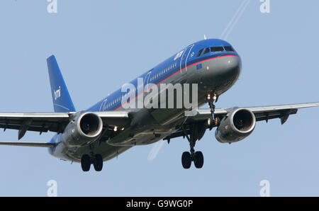 Ein BMI (British Midland) Airbus A321-200 Registation G-MIDC kommt am Flughafen Heathrow an. Stockfoto