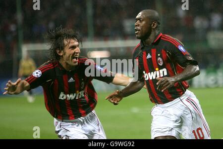 Fußball - UEFA Champions League - Halbfinale - zweite Etappe - AC Mailand / Manchester United - Giuseppe Meazza. Clarence Seedorf von AC Milan feiert den zweiten Treffer seines Teams Stockfoto