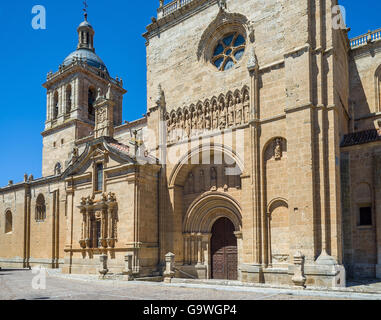 Südfassade, bekannt als Cadenas Tür der Kathedrale Santa Maria. Ciudad Rodrigo, Salamanca, Castilla y Leon. Spanien. Stockfoto