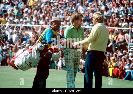 Jack Nicklaus (rechts) gratuliert Tom Watson zum Gewinn der Open Golf Championship Stockfoto