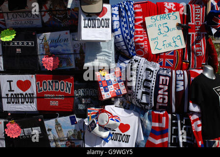 Londoner Souvenirs wie T-Shirts und Schals sind an einem Touristenstand im Zentrum Londons erhältlich. Stockfoto