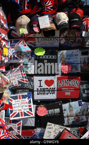 Londoner Souvenirs wie T-Shirts und Schals sind an einem Touristenstand im Zentrum Londons erhältlich. Stockfoto