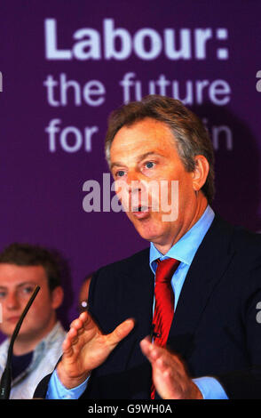 Der britische Premierminister Tony Blair spricht im Trimdon Labor Club, County Durham. Stockfoto