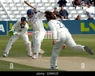 Der Essex-Schlagmann Ronnie Irani (Mitte) trifft beim Spiel der Liverpool Victoria County Championship auf dem County Cricket Ground, Chelmsford, den Derbyshire-Sänger Ian Harvey. Stockfoto