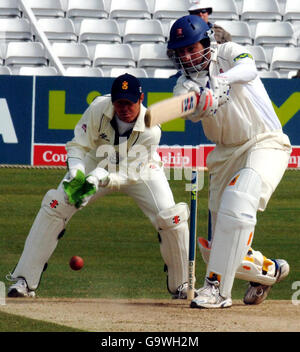 Der Essex-Schlagmann Ronnie Irani (Mitte) trifft beim Spiel der Liverpool Victoria County Championship auf dem County Cricket Ground, Chelmsford, den Derbyshire-Sänger Ian Harvey. Stockfoto