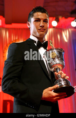 Fußball - PFA Player of the Year Awards 2007 - Grosvenor House Hotel. Cristiano Ronaldo von Manchester United mit seinem PFA Young Player of the year Award Stockfoto