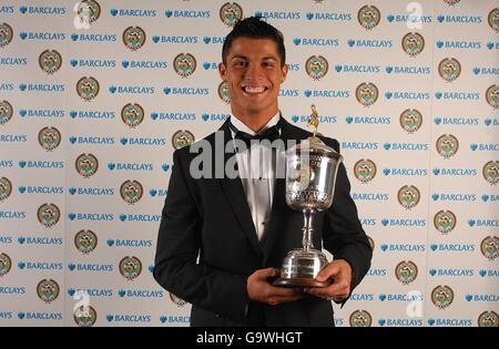 Cristiano Ronaldo von Manchester United mit seinem PFA Young Player of Die Auszeichnung im Jahr im Grosvenor House Hotel Stockfoto