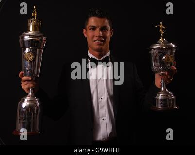 Fußball - PFA Player of the Year Awards 2007 - Grosvenor House Hotel. Cristiano Ronaldo von Manchester United mit den Auszeichnungen „PFA Player of the Year“ und „Young Player of the Year“ Stockfoto