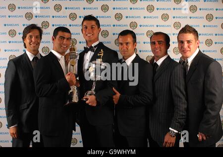 Cristiano Ronaldo von Manchester United mit seinem PFA Young Player of Das Jahr und Spieler des Jahres Auszeichnungen Stockfoto