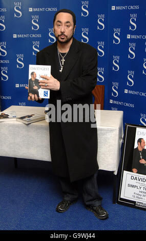 David größte Buchunterzeichnung - London. David gest signiert Kopien seines neuen Buches „Simply the gest“, im Einkaufszentrum Brent Cross im Norden Londons. Stockfoto