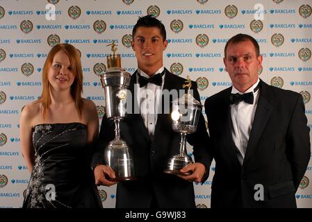 Cristiano Ronaldo von Manchester United mit seinem PFA Young Player of Das Jahr und Spieler des Jahres Auszeichnungen Stockfoto