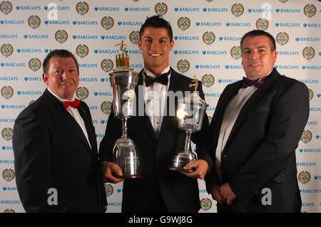 Fußball - PFA Player of the Year Awards 2007 - Grosvenor House Hotel. Cristiano Ronaldo von Manchester United mit seinen PFA Young Player of the Year und Player of the Year Awards Stockfoto