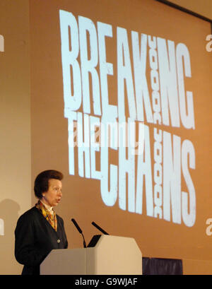 Die Prinzessin Royal spricht während ihrer Führung durch die Ausstellung „Breaking the Chains“ im British Empire & Commonwealth Museum in Bristol. Stockfoto