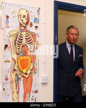 S.H. Prince Charles besucht das Toxteth Town Hall Gemeindezentrum in Liverpool. Stockfoto