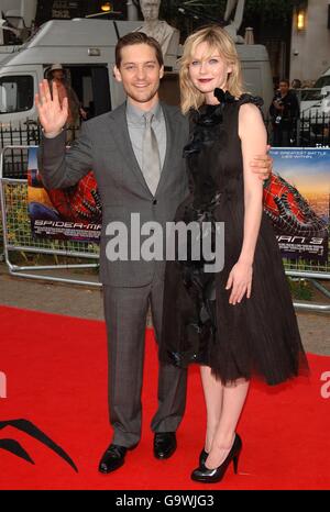 Tobey Maguire und Kirsten Dunst kommen zur britischen Gala-Premiere von Spiderman 3 im Odeon Cinema am Leicester Square im Zentrum von London. DRÜCKEN SIE VERBANDSFOTO. Bilddatum: Montag, 23. April 2007. Siehe PA Story SHOWBIZ Spiderman. Das Foto sollte lauten: Ian West/PA Wire Stockfoto