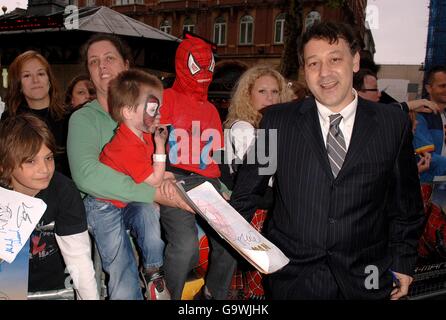 Regisseur Sam Raimi (rechts) und Noreen (zweite links) aus London und ihre Söhne Callum und Jamie (im Spiderman-Outfit) bei der UK-Gala-Premiere von Spiderman 3 im Odeon Cinema im Leicester Square im Zentrum von London. DRÜCKEN Sie VERBANDSFOTO. Bilddatum: Montag, 23. April 2007. Siehe PA Geschichte SHOWBIZ Spiderman. Bildnachweis sollte lauten: Ian West/PA Wire Stockfoto