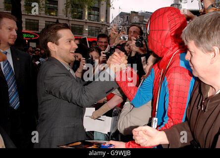 Tobey Maguire trifft Fans, als er zur britischen Gala-Premiere von Spiderman 3 im Odeon Cinema am Leicester Square im Zentrum von London eintrifft. DRÜCKEN SIE VERBANDSFOTO. Bilddatum: Montag, 23. April 2007. Siehe PA Story SHOWBIZ Spiderman. Das Foto sollte lauten: Ian West/PA Wire Stockfoto