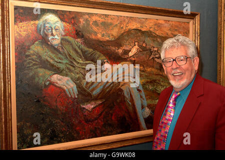 Rolf Harris steht vor seinem Porträt des walisischen Malers Sir Kyffin Williams bei der Eröffnung der Royal Society of Portrait Painters' Annual Show im Zentrum von London. Stockfoto