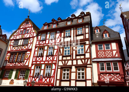 Mittelalterliche Fachwerkhäuser in der deutschen Stadt von Bernkastel-Kues an der Mosel. Stockfoto