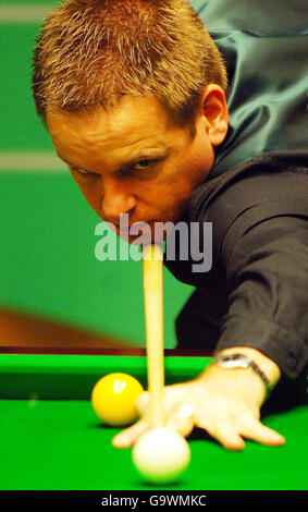 Joe Swail im Einsatz gegen Stephen Maguire beim zweiten Runde der Snooker-Weltmeisterschaft im Crucible Theatre, Sheffield. Stockfoto