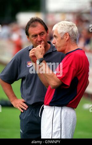 Paul Fairclough (r), der Manager von Stevenage Borough, spricht mit West Ham United's First Team Coach Roger Cross (l) Stockfoto