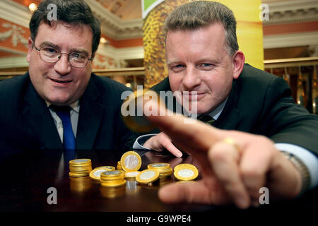 Der Vorsitzende der Grünen, Trevor Sergeant TD (rechts), und Dan Boyle Finance Sprecher bei der Einführung des Vorschlags der Grünen, die Mehrwertsteuer an der Bank Bar im Zentrum von Dublin zu senken. Stockfoto